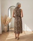 Mouwloze Blousejurk met Knopenrij en Riem in Bruine Luipaardprint — back view