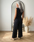 Geplisseerde Lange Jumpsuit met Elegante Halslijn - Zwart-Wit Stippenprint — back view