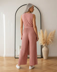 Elegante Geplisseerde Jumpsuit met Vrouwelijke Halslijn - Zalm — back view
