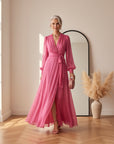 Roze Chiffon Jurk met V-Hals en Parelbezetting — front view