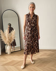 Mouwloze Blousejurk met Knopenrij en Riem in Bruine Luipaardprint — front view