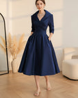 Vintage Satijnen Midi Jurk met Gedrapeerde Kraag — Marineblauw