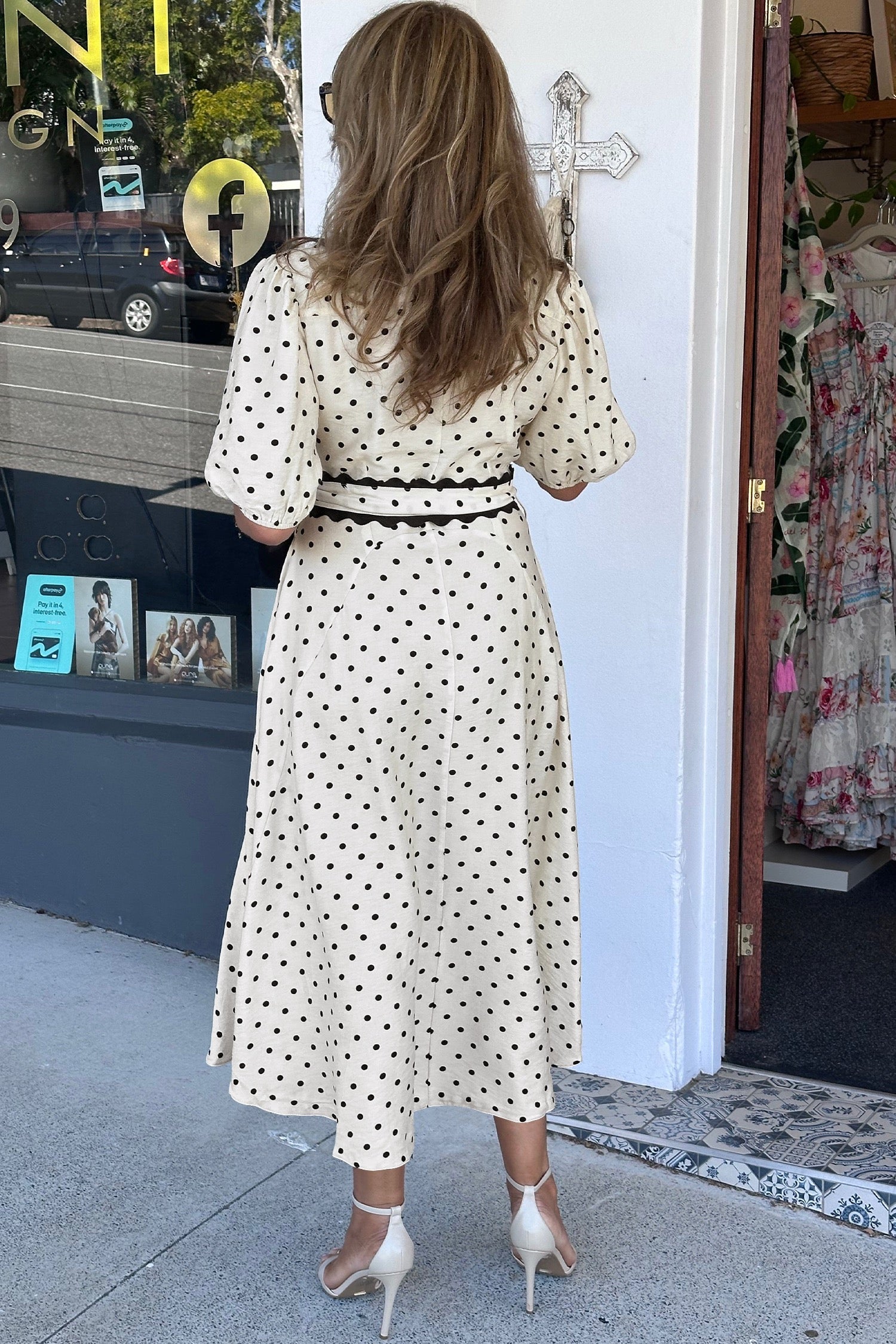Klassieke Polka Dot Midi Blousejurk met Strikband - Tijdloos Zwart &amp; Crème