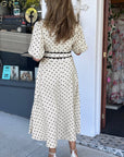Klassieke Polka Dot Midi Blousejurk met Strikband - Tijdloos Zwart & Crème