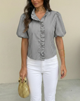 Brooklyn Gestreepte Top – Elegante Pofmouwen & Ruches