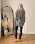 Korte Oversize Mousseline Blouse Leopard Print Crème-Beige — back view