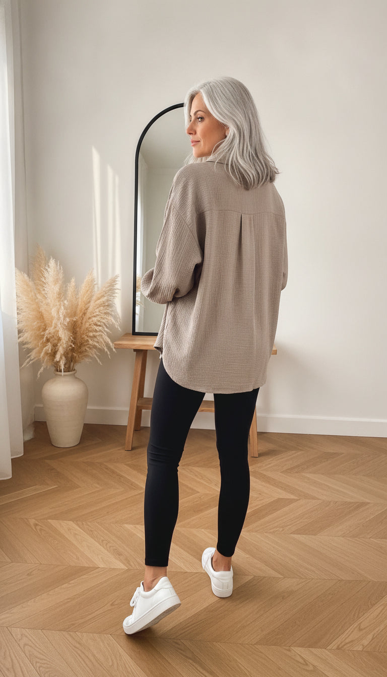 Korte Oversized Mousseline Blouse - Modderkleur — back view
