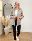 Korte Oversized Mousseline Blouse - Modderkleur — front view