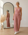 Elegante Geplisseerde Jumpsuit met Vrouwelijke Halslijn - Zalm — front view