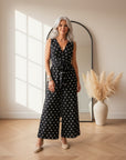 Geplisseerde Lange Jumpsuit met Elegante Halslijn - Zwart-Wit Stippenprint — front view