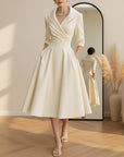 Vintage Satijnen Midi Jurk met Gedrapeerde Kraag — Beige