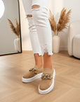 Maria - Elegante Schoenen met Decoratieve Metalen Ketting — Kameel