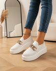 Maria - Elegante Schoenen met Decoratieve Metalen Ketting — Wit